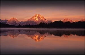Images Dated 23rd April 2013: A beautiful coloured dawn casts its glow over Jackson lake in the Grand Tetons, Wyoming
