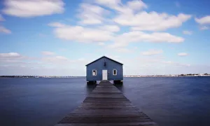 <b class=qtipBold><figcaption>Blue House</figcaption></b><br>Houseboat along the Swan river in Perth,Western Australia<br><em>© Serena Caglio</em> Blue House