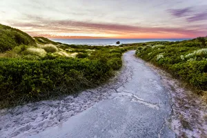 <b class=qtipBold><figcaption>Coastal Path (Rockingham)</figcaption></b> Coastal Path (Rockingham)