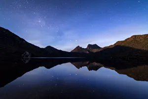 <b class=qtipBold><figcaption>Cradle Mountain by night</figcaption></b><br>Tasmania's iconic Cradle Mountain illuminated by a moonlit sky, with the Southern Cross reflected in the still waters of Dove Lake. Cradle Mountain by night