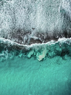 Images Dated 15th August 2023: Drone photo showing Ocean waves breaking over an exposed rock formation, Twilight Bay, Esperance