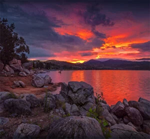 Images Dated 17th February 2019: Dusk colours light up the sky at lake Jindabyne, Alpine High Country, Southern NSW