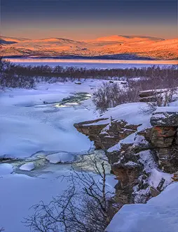 Images Dated 7th February 2017: Dusk comes over a winter scene at Abisko National park in Lapland, Sweden