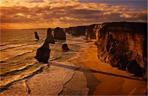 Images Dated 28th July 2013: Dusk on the Shipwreck coastline at the Twelve Apostles, Port Campbell, Victoria
