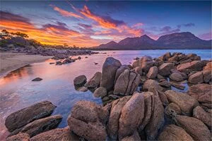 Images Dated 15th March 2017: Early morning light in Coles Bay, Freycinet National Park, east coastline of Tasmania