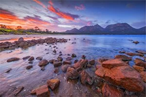 Images Dated 15th March 2017: Early morning light in Coles Bay, Freycinet National Park, east coastline of Tasmania