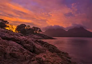 Images Dated 16th March 2017: Early morning light in Coles Bay, Freycinet National Park, east coastline of Tasmania