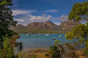Images Dated 15th March 2017: Early morning light in Coles Bay, Freycinet National Park, east coastline of Tasmania