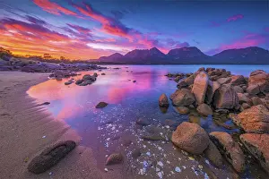 Images Dated 15th March 2017: Early morning light in Coles Bay, Freycinet National Park, east coastline of Tasmania