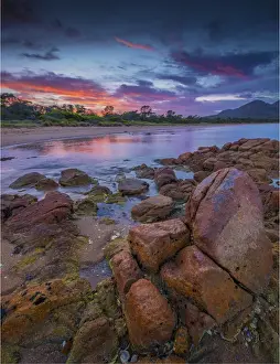 Images Dated 15th March 2017: Early morning light in Coles Bay, Freycinet National Park, east coastline of Tasmania