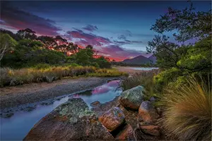 Images Dated 15th March 2017: Early morning light in Coles Bay, Freycinet National Park, east coastline of Tasmania