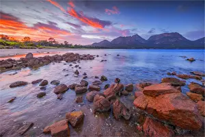 Images Dated 15th March 2017: Early morning light in Coles Bay, Freycinet National Park, east coastline of Tasmania