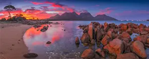 Images Dated 15th March 2017: Early morning light in Coles Bay, Freycinet National Park, east coastline of Tasmania