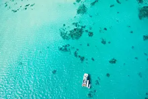 Great Barrier Reef Prints: Great Barrier Reef with boat from the sky