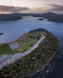 <b class=qtipBold><figcaption>Hinze Dam</figcaption></b><br>The Hinze Dam is a rock and earth-fill embankment dam with an un-gated spillway across the Nerang River in the Gold Coast hinterland of South East, Queensland, Australia. The main purpose of the dam is for potable water supply of the Gold Coast region.<br><em>© Meaghan Skinner</em> Hinze Dam