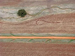 <b class=qtipBold><figcaption>Hot Air Balloon Views</figcaption></b><br>Abstract view of red dirt fields, near Northam, Western Australia<br><em>© Jeff Miller</em> Hot Air Balloon Views