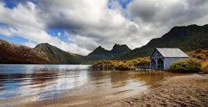 Images Dated 28th December 2009: The Iconic Cradle Mountain & The Boat Shed At Dove Lake, Lake St Clair National Park, Tasmania