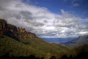 Images Dated 27th August 2014: Jamison valley and Three Sisters Blue mountains