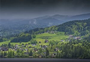 Images Dated 9th May 2017: Lake Hallstatt, in the mountainous region of Salzkammergut, Austria