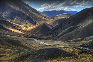 Images Dated 25th April 2014: Lindis Pass, on the mountainous road through to Cromwell, south island, New Zealand
