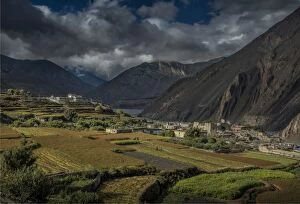Images Dated 9th October 2016: A mountain view, and harvest time in the village of Kagbeni, Annapurnas, Mustang region of Nepal