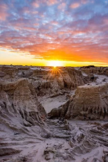 Images Dated 10th April 2021: Mungo National Park Sunrise