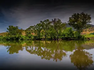 Murray river meandering in the summer through the Upper Murray valley farmland, north east Victoria, Australia