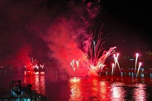 Images Dated 28th May 2014: New Years fireworks Brisbane river