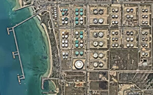 Images Dated 21st June 2018: Oil reservoirs at industrial refinery