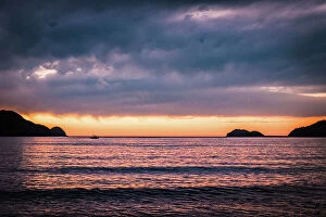 Images Dated 24th July 2018: Reflection of the sunrise over Umina Beach
