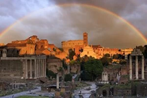 Images Dated 14th April 2017: Rome, Roman Forum at sunset