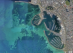 <b class=qtipBold><figcaption>Sailing boats anchored</figcaption></b><br>Marina to the sea in Perth, Australia<br><em>© This content is subject to copyright.</em> Sailing boats anchored