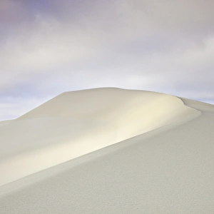 <b class=qtipBold><figcaption>Sand dunes</figcaption></b><br>Sunlight reflection off sand dune. Sand dunes
