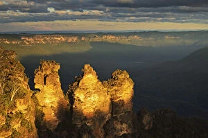 The Three Sisters, Blue mountains Collection: The Three Sisters at sunset
