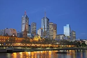 Images Dated 30th May 2014: Skyline of Melbourne at dusk