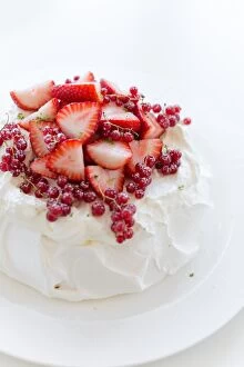 Images Dated 3rd October 2015: Strawberry Pavlova