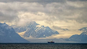 Images Dated 27th July 2014: Summer glacier and mountain view of Spitsbergen