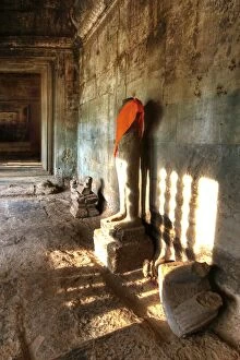 Images Dated 16th April 2009: Sunlight Shining Onto The Headless Statue in Angkor Wat, Siem Reap, Cambodia