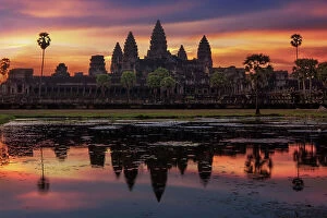 Images Dated 17th April 2009: Sunrise with Angkor Wat, Siem Reap, Cambodia