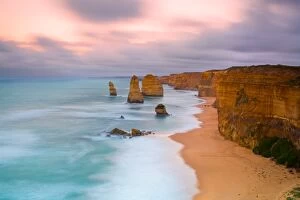 Images Dated 5th January 2011: Sunrise at Twelve Apostles