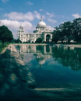 Jodie Griggs Collection: Victoria Memorial Hall, Kolkata reflected in pond