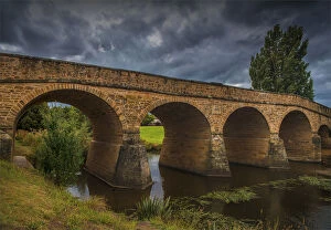 Landscape Puzzles Collection: A view to the historic convict built bridge at Richmond in southern Tasmania, Australia
