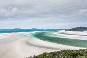 Images Dated 10th April 2021: Whitsunday Islands on overcast day, Queensland, Australia